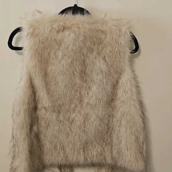 Women's Faux Fur Vest - Cream - Picture 4 of 5